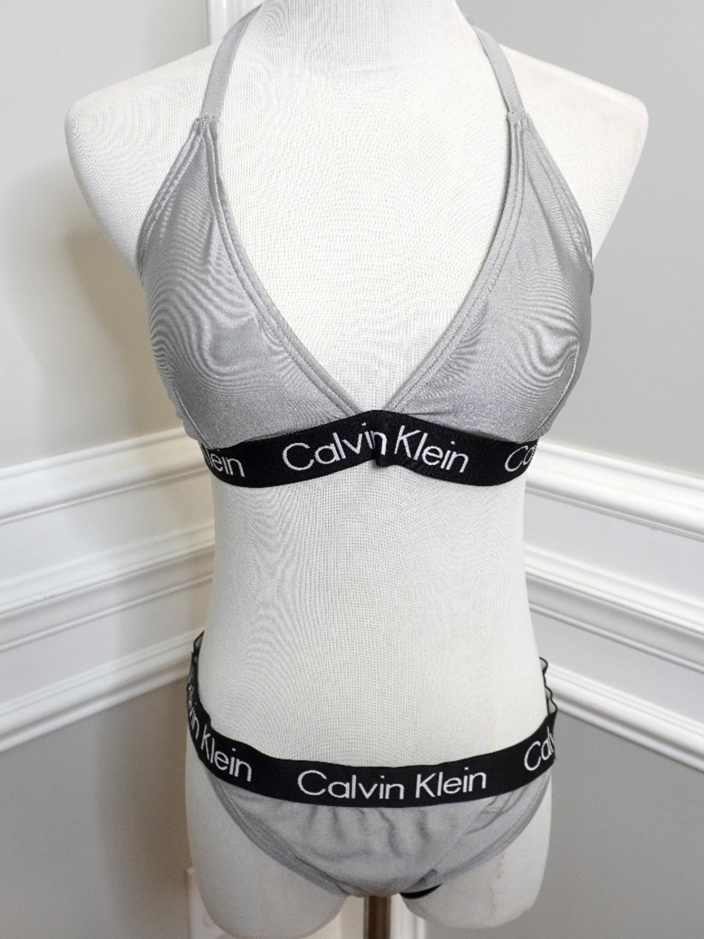 Calvin Klein Women's Standard Triangle Bra Top Removable Soft Cups, Size L